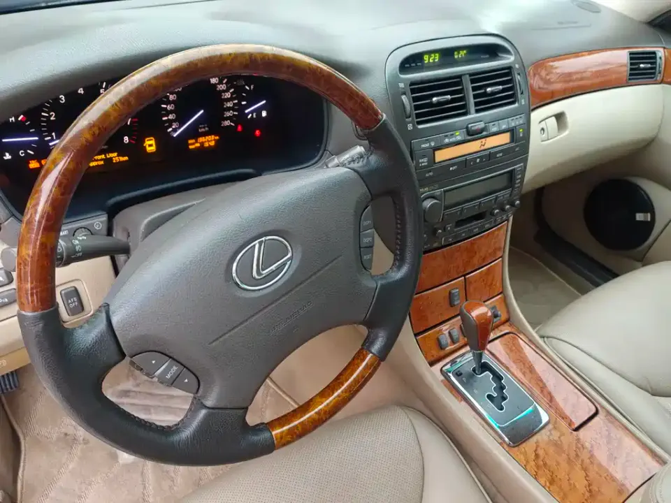 Lexus LS