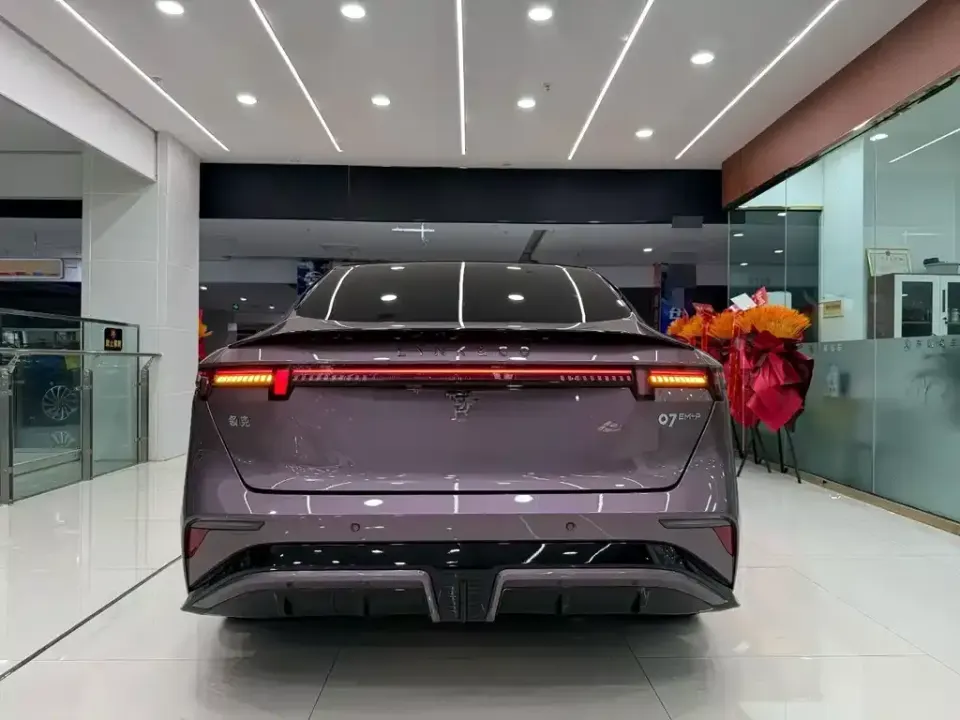 Lynk & Co 07 EM-P
