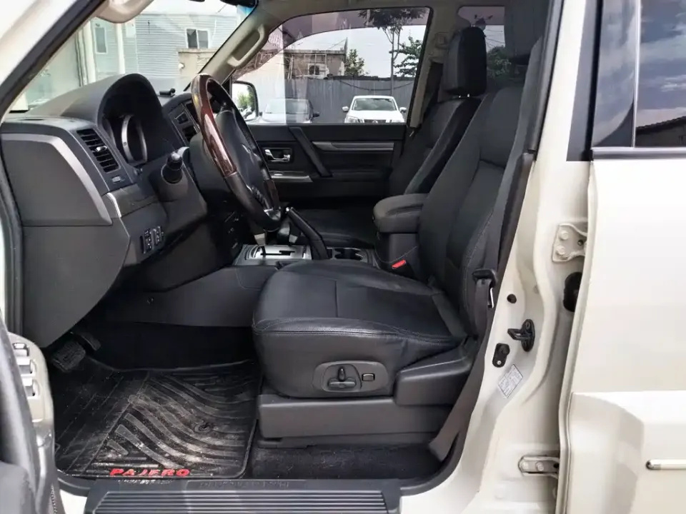 Mitsubishi Pajero (Import)
