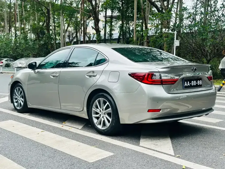 Lexus ES