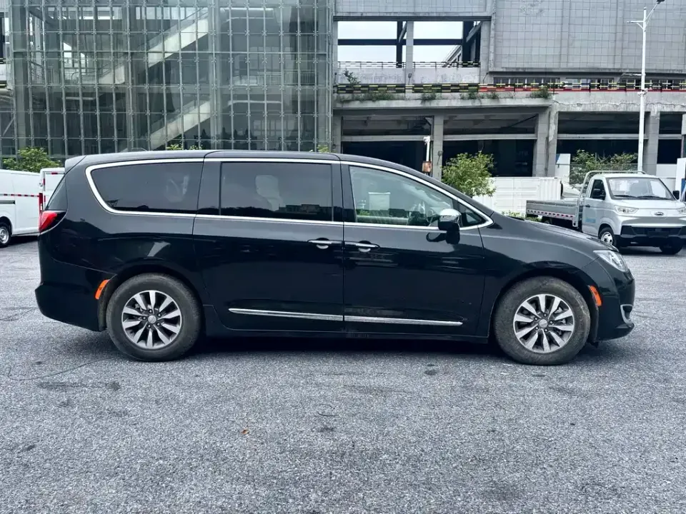 Chrysler Grand Voyager PHEV (Import)