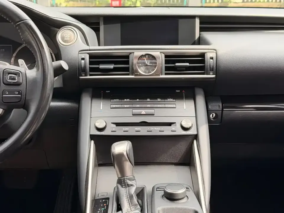 Lexus IS