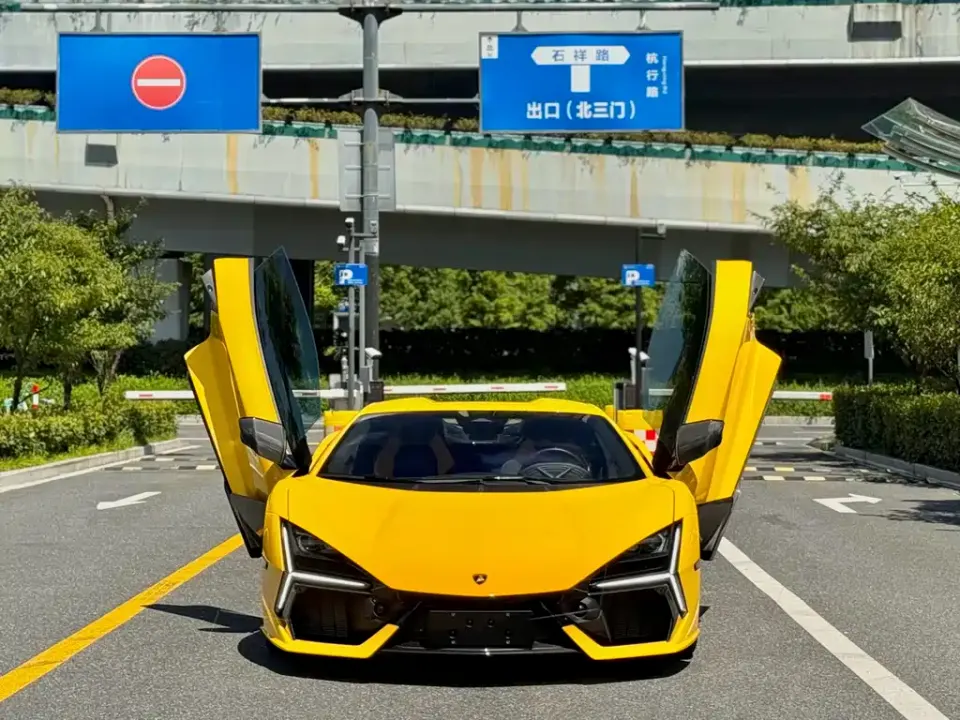 Lamborghini Revuelto