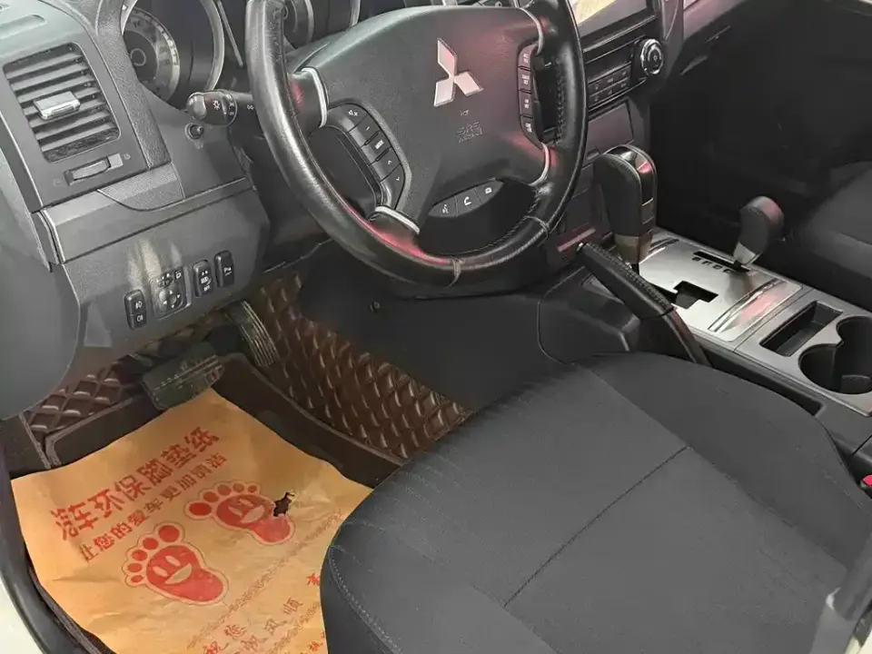 Mitsubishi Pajero (Import)