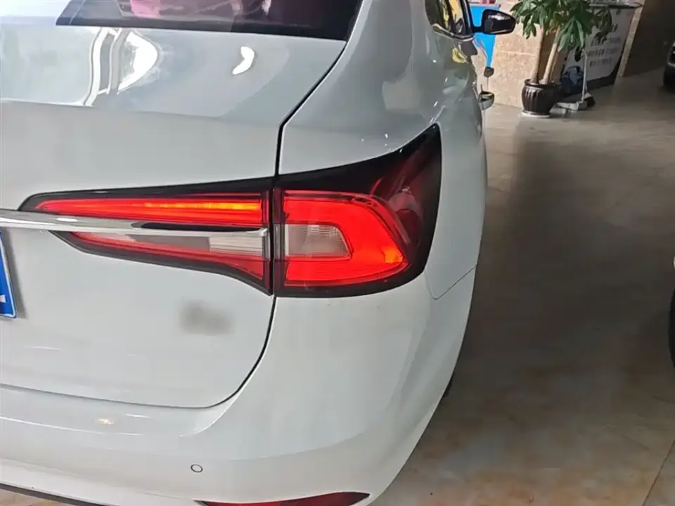 Roewe i5