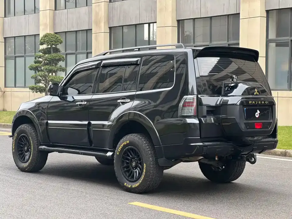 Mitsubishi Pajero (Import)