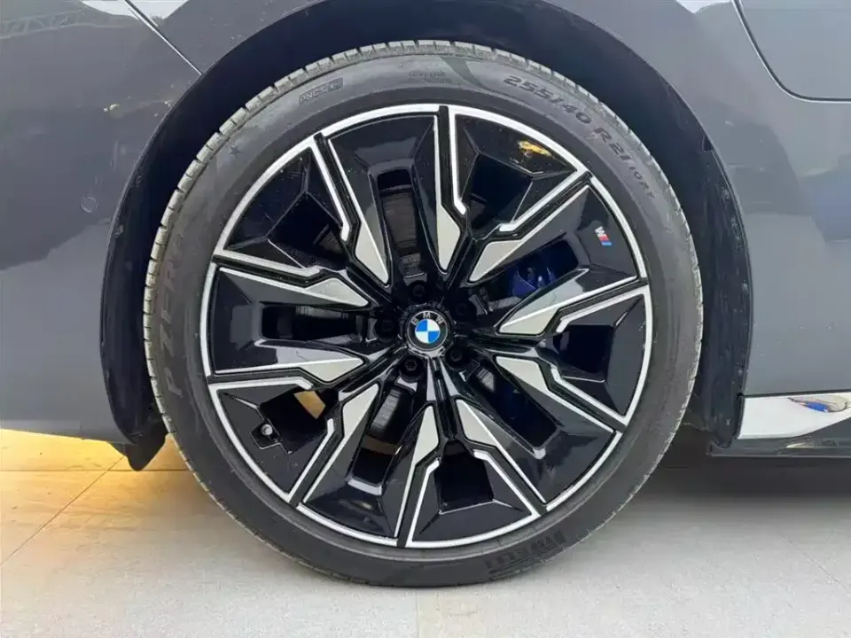 BMW i7 M70L