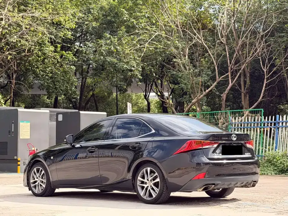 Lexus IS