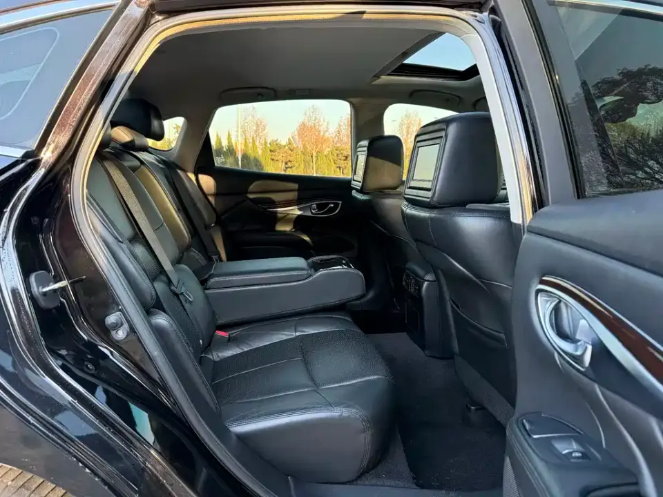 Infiniti M