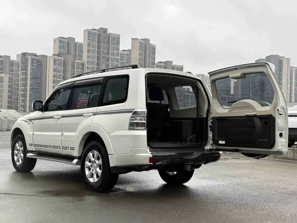 Mitsubishi Pajero (Import)