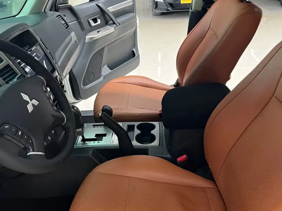 Mitsubishi Pajero (Import)