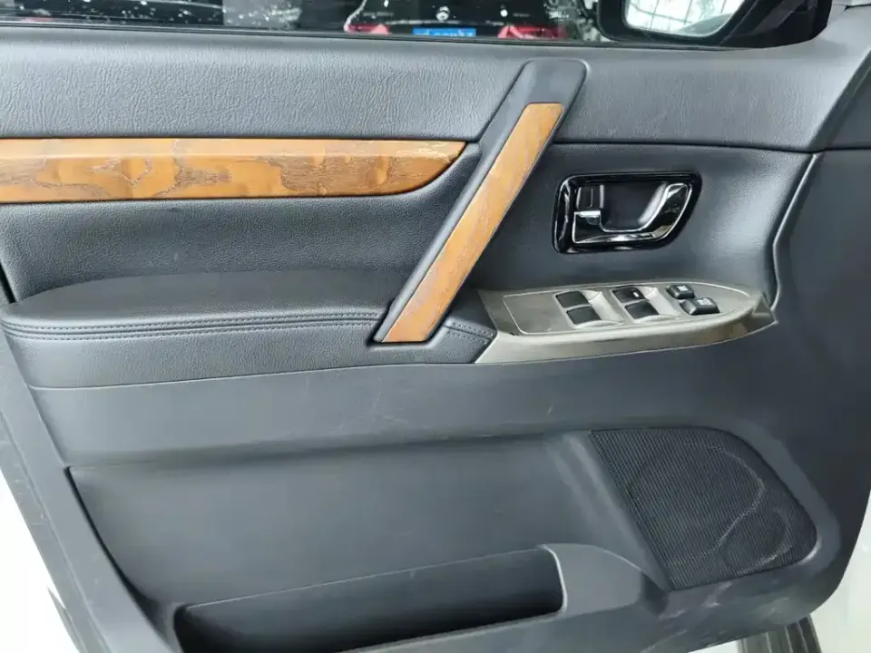 Mitsubishi Pajero (Import)
