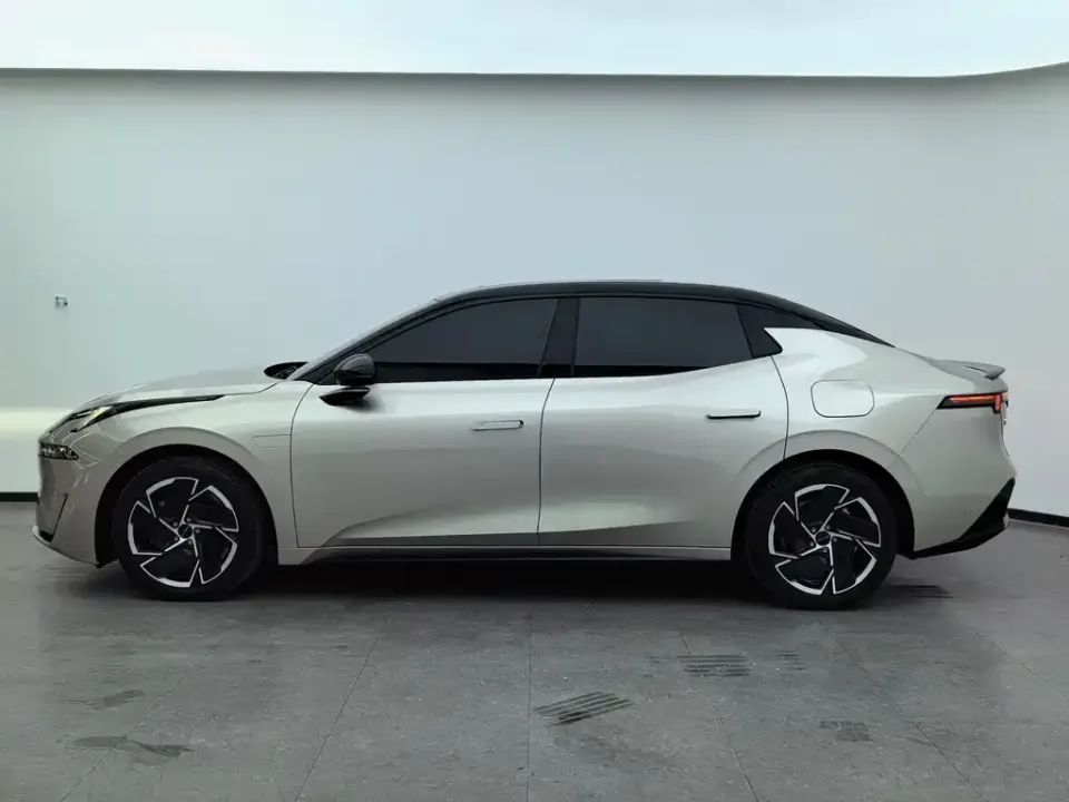Lynk & Co 07 EM-P