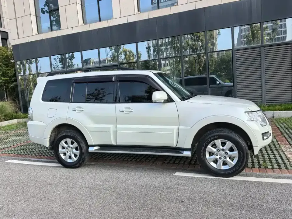 Mitsubishi Pajero (Import)
