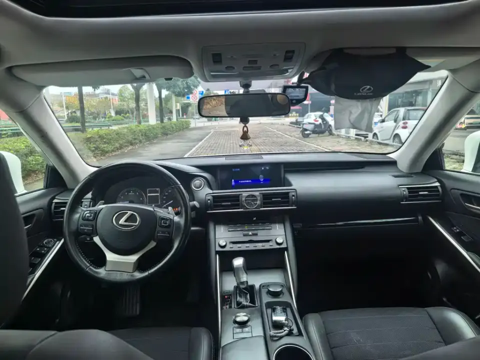 Lexus IS