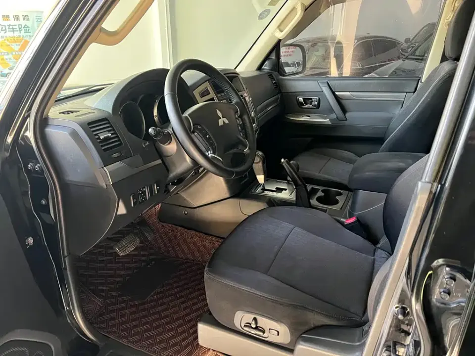 Mitsubishi Pajero (Import)