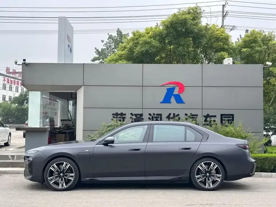 BMW i7