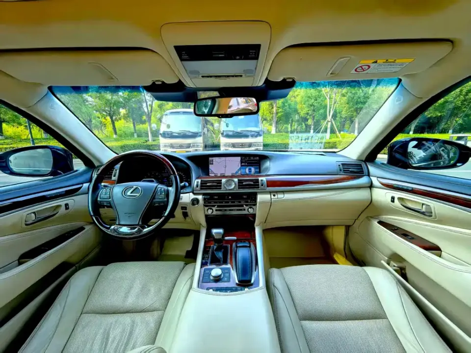 Lexus LS