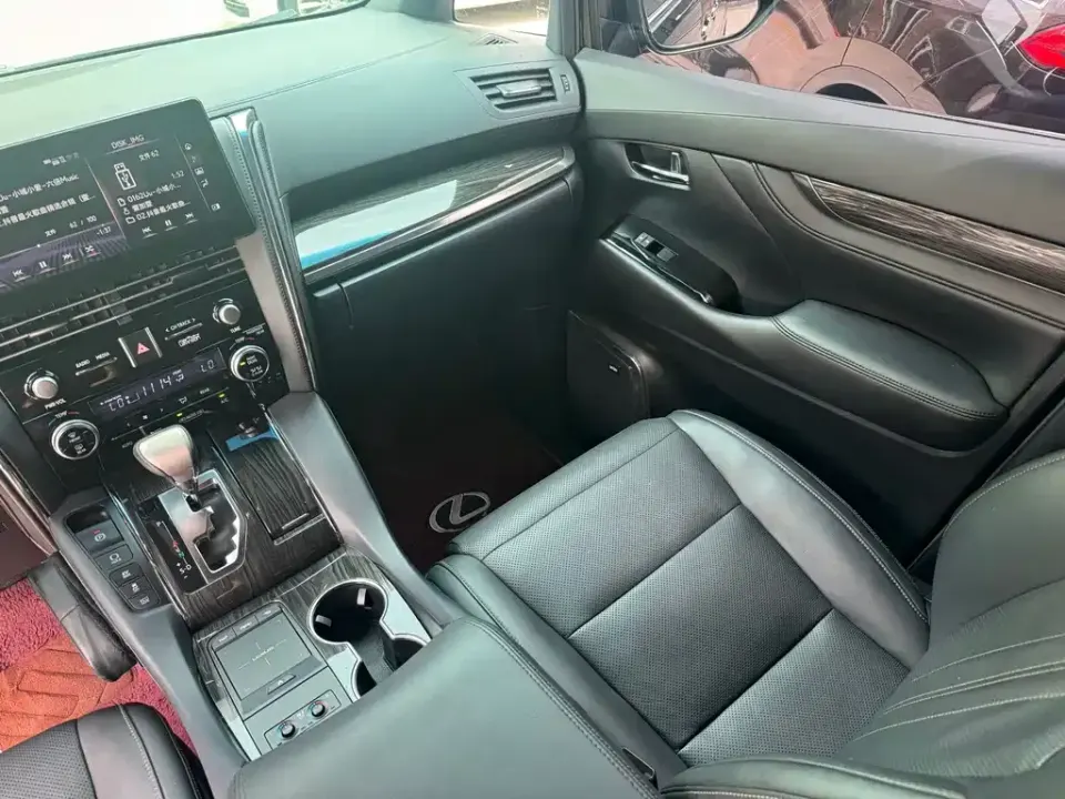 Lexus LM