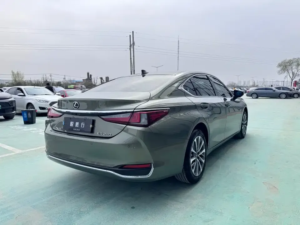Lexus ES