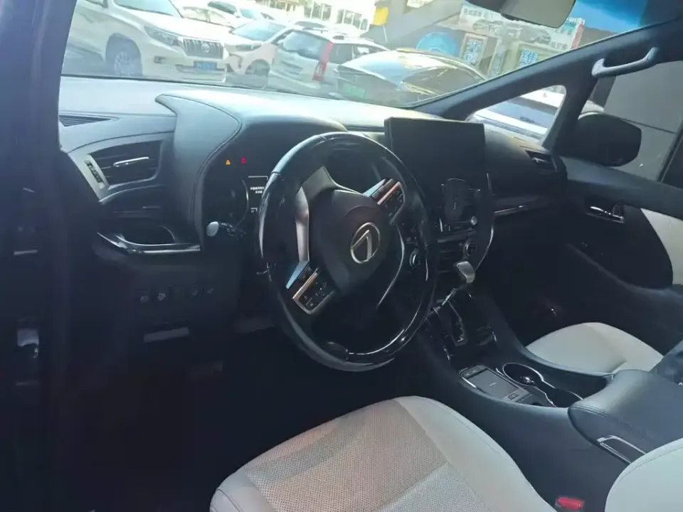 Lexus LM