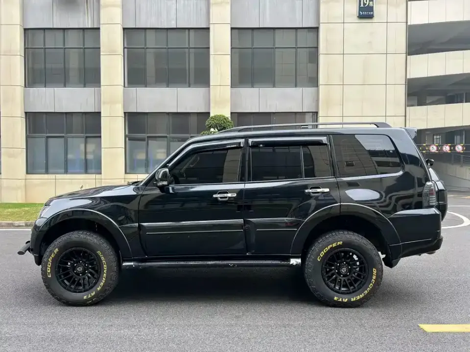 Mitsubishi Pajero (Import)