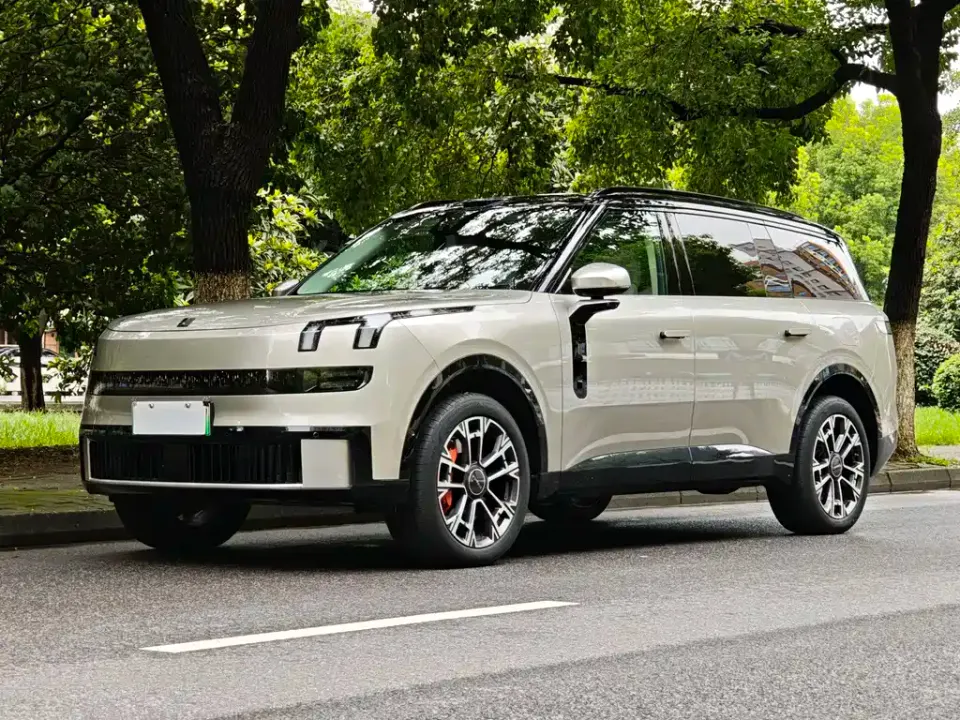 Lynk & Co 900