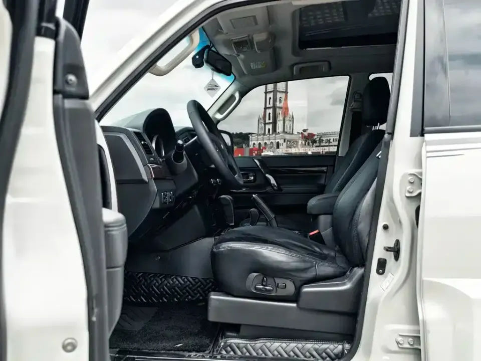 Mitsubishi Pajero (Import)