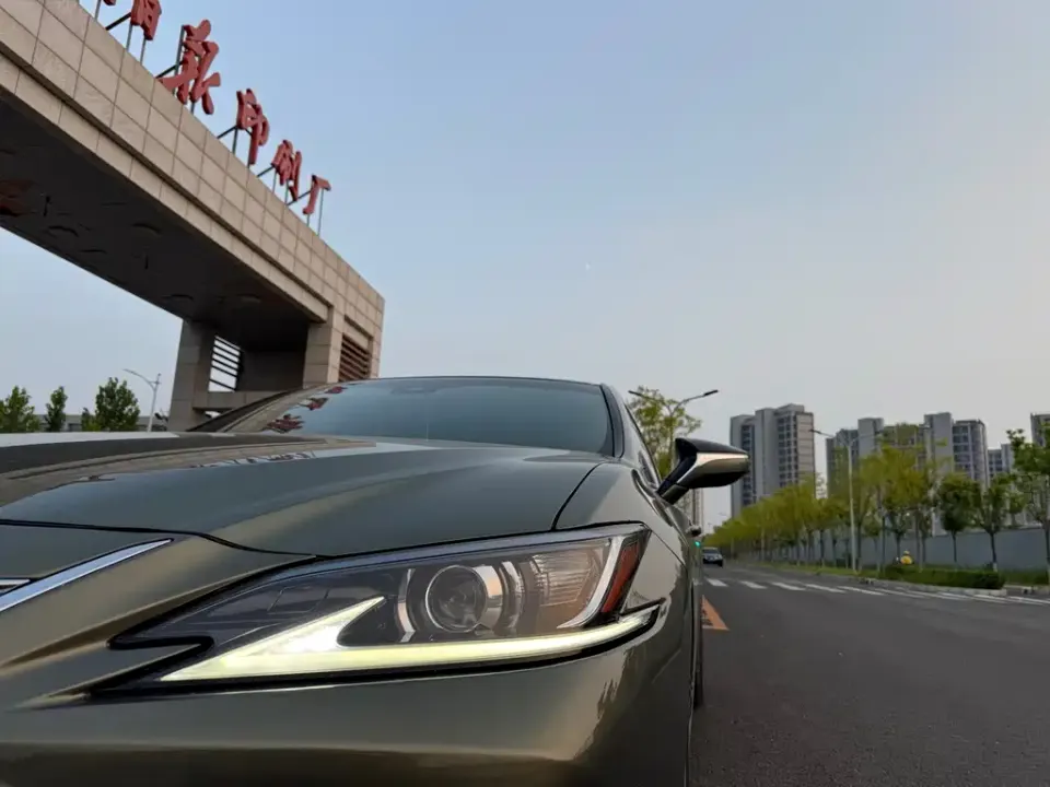 Lexus ES