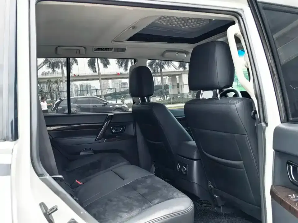 Mitsubishi Pajero (Import)