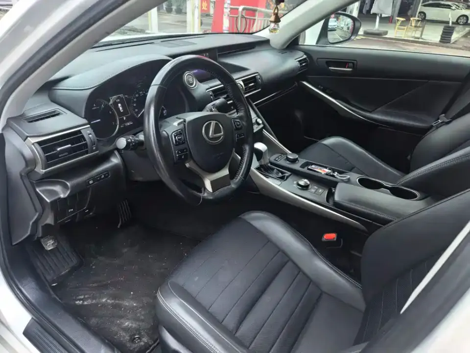 Lexus IS
