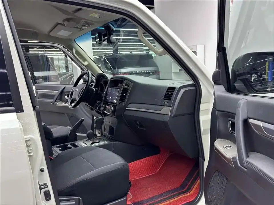 Mitsubishi Pajero (Import)