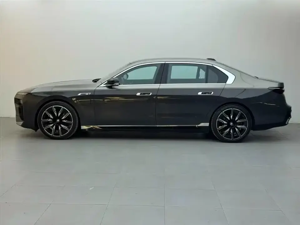 BMW i7 M70L
