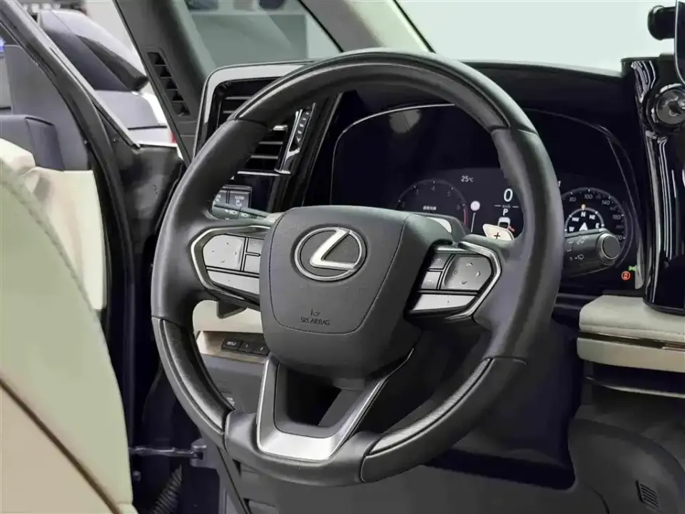 Lexus LM