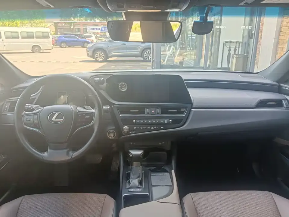 Lexus ES