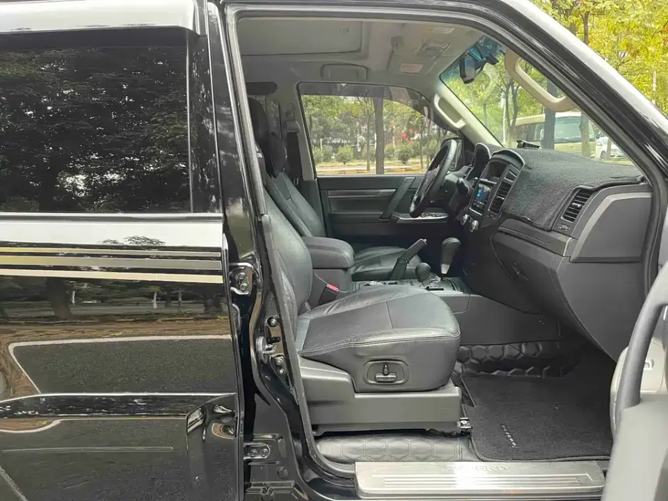 Mitsubishi Pajero (Import)