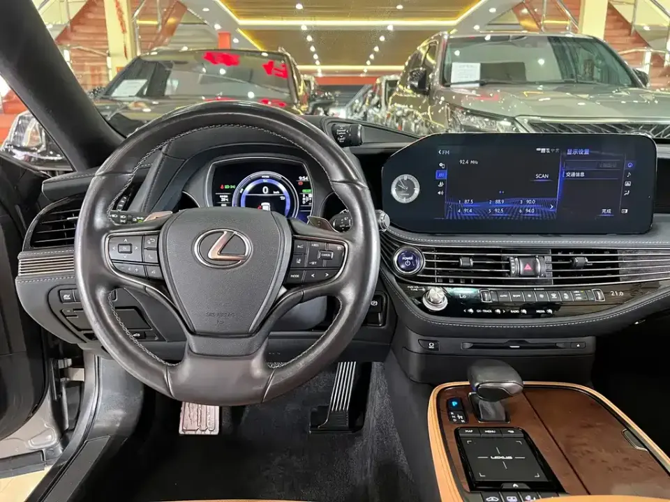Lexus LS