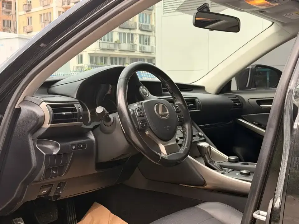 Lexus IS
