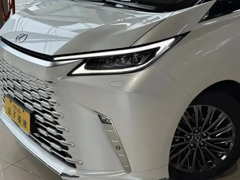 Lexus LM
