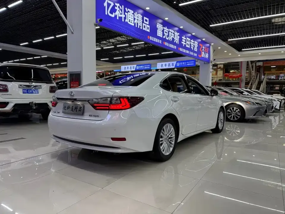 Lexus ES