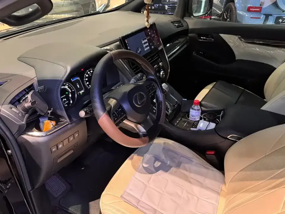 Lexus LM