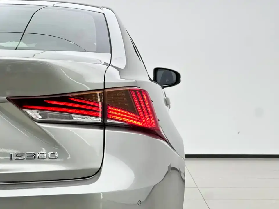 Lexus IS