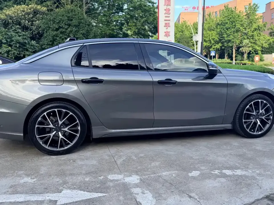Lynk & Co 03