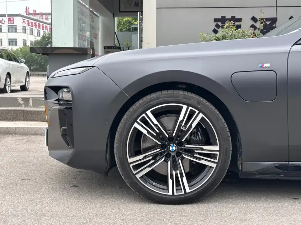BMW i7