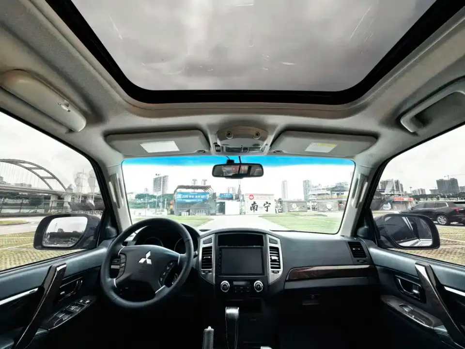 Mitsubishi Pajero (Import)