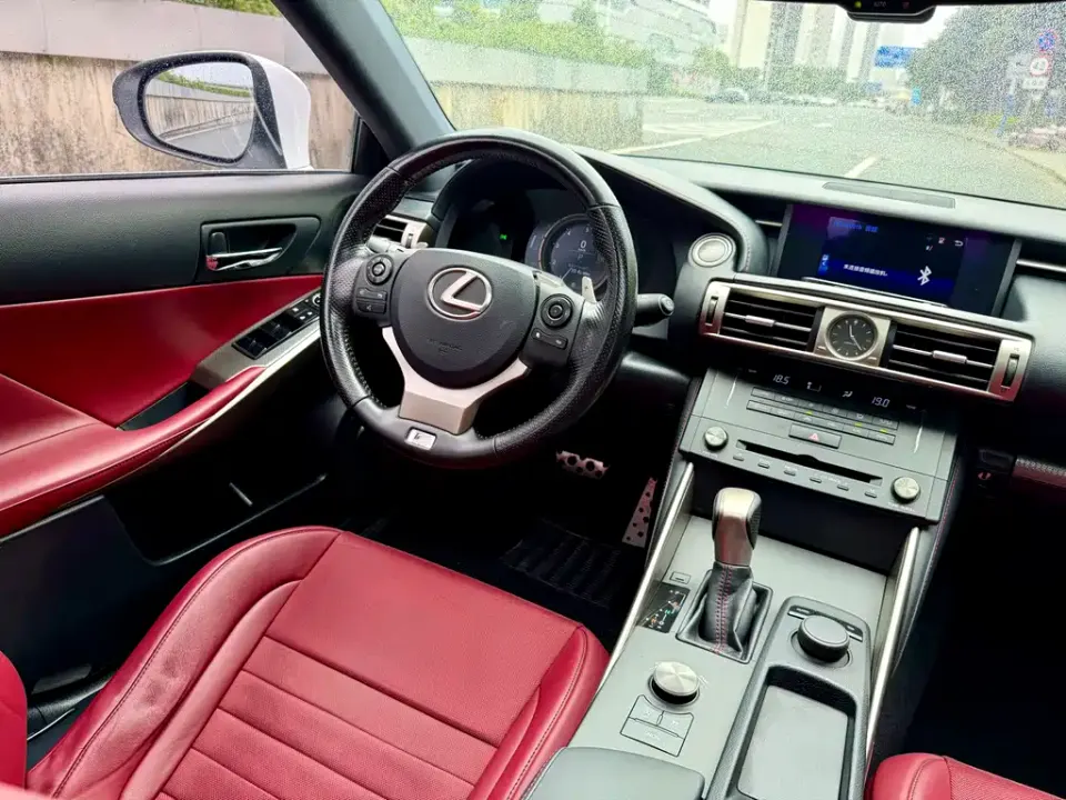 Lexus IS
