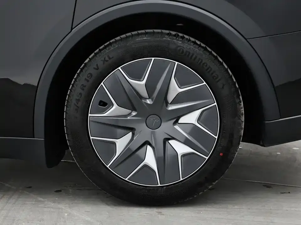 Tesla Model Y L