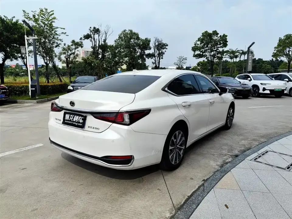 Lexus ES