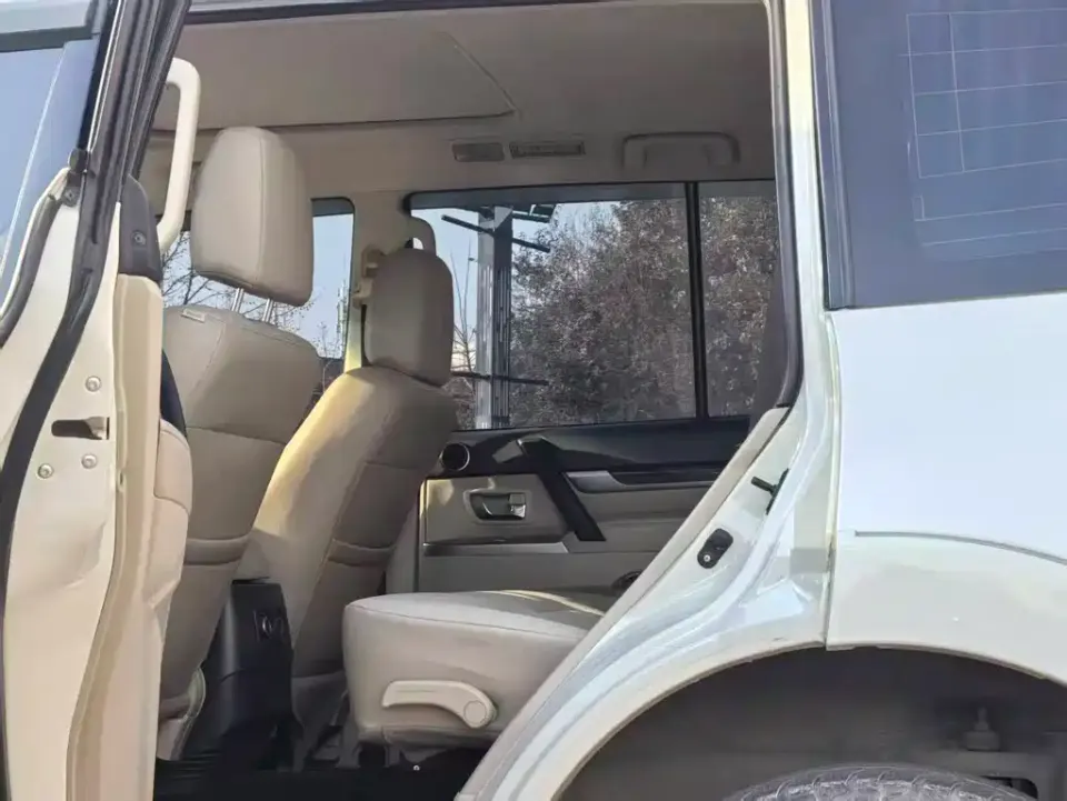 Mitsubishi Pajero (Import)