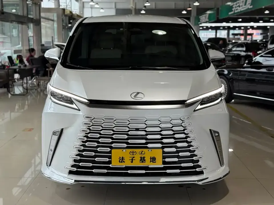 Lexus LM